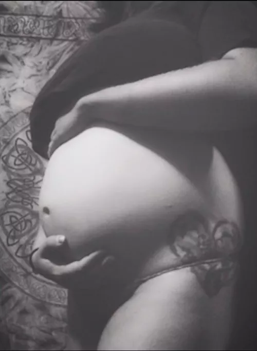 Safe with mama 🤰🏻