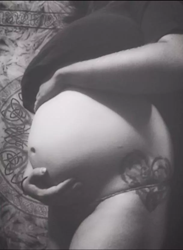 Safe with mama 🤰🏻