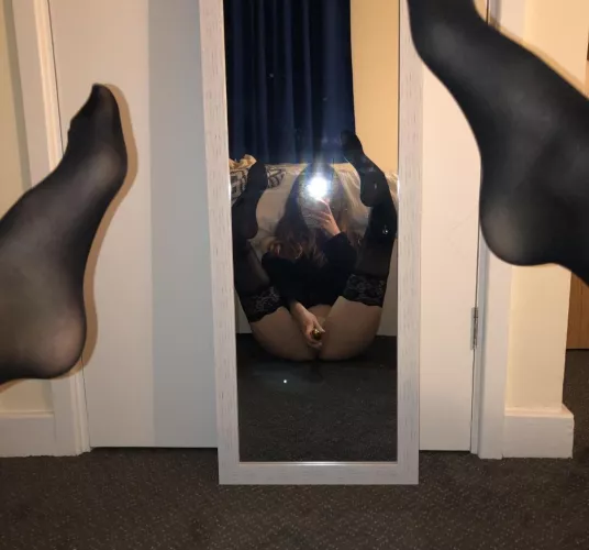 Same girl but now in stockings and with her dildo 😈