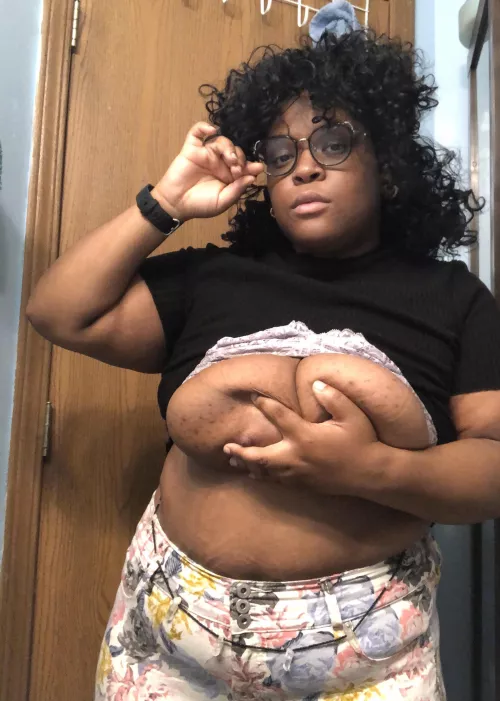 Same pic as yesterday without a filter to show that filters on me don’t look deceiving. I’m really just this damn cute!🥺🥰