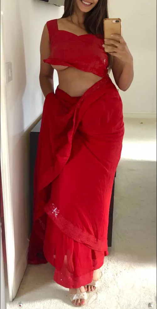 Sari underboob should be a new trend...π