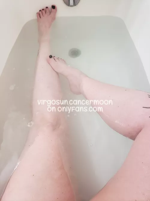 Self-care day! Who wants to soak with me?! 😘