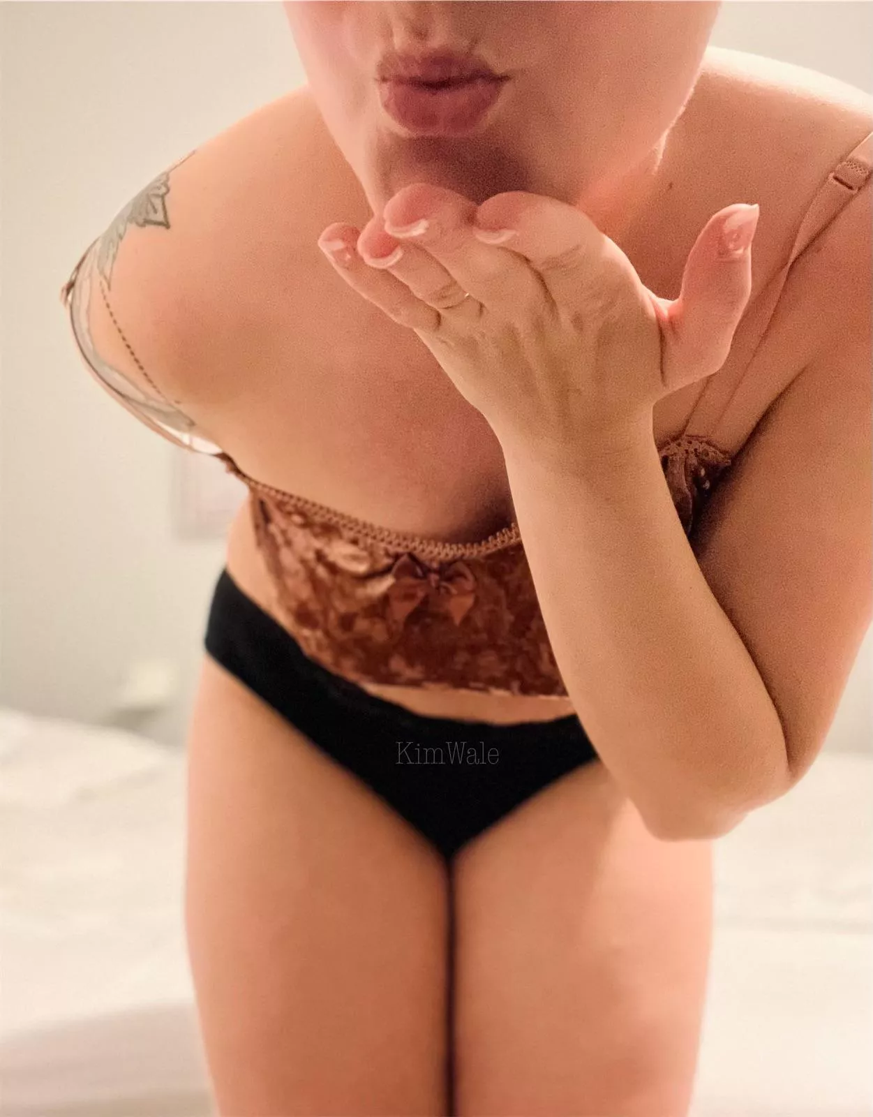 [Selling] Physical items & custom content. Check out my profile for more 💋