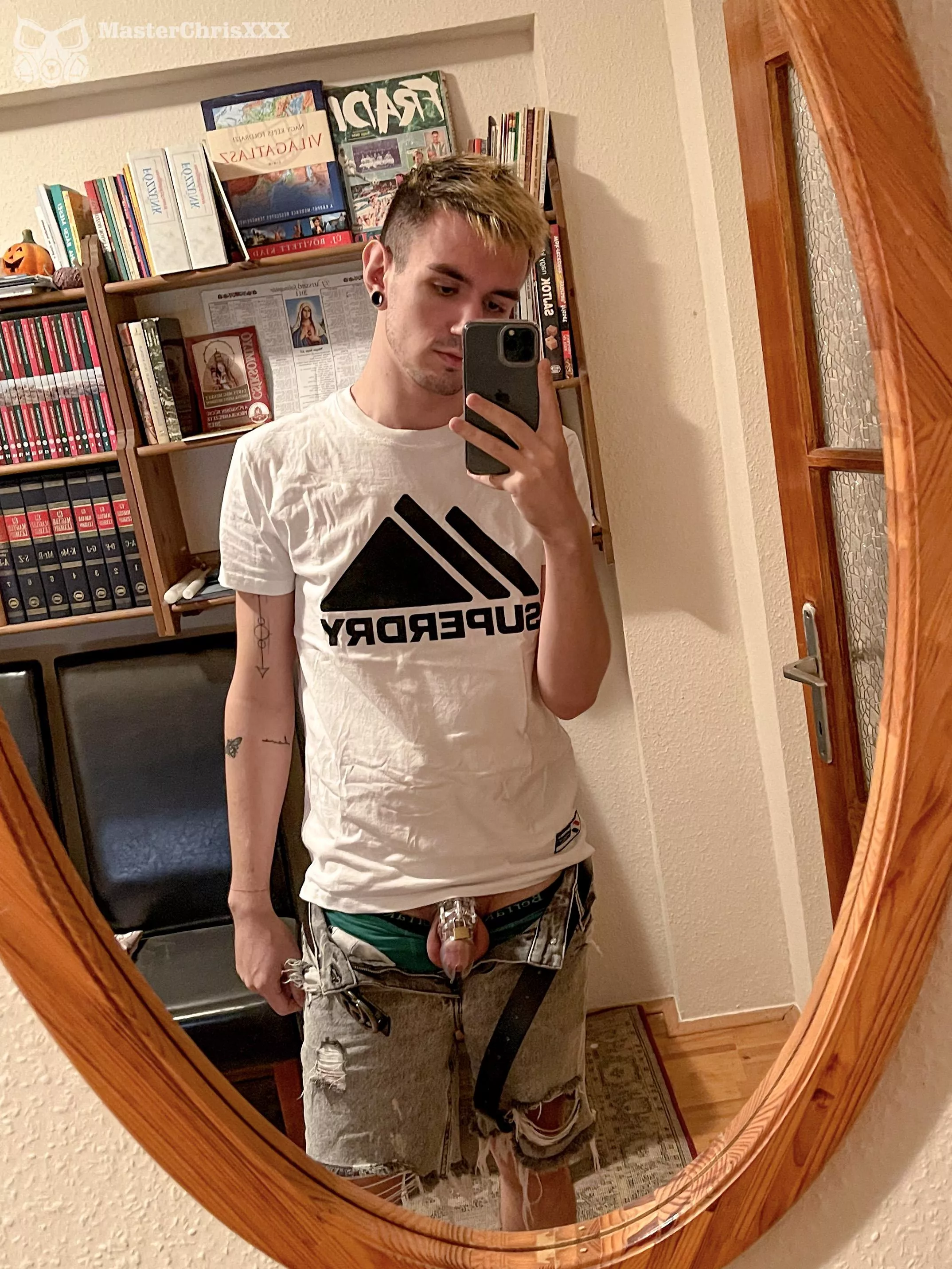 Service and mandatory #chastity cage check!😏 Even if you get a day off. My #slaveboy always serves! His cock is locked for almost a year. Last cum: 58 days ago 😈 Video and more ➡️ Follow me 😉