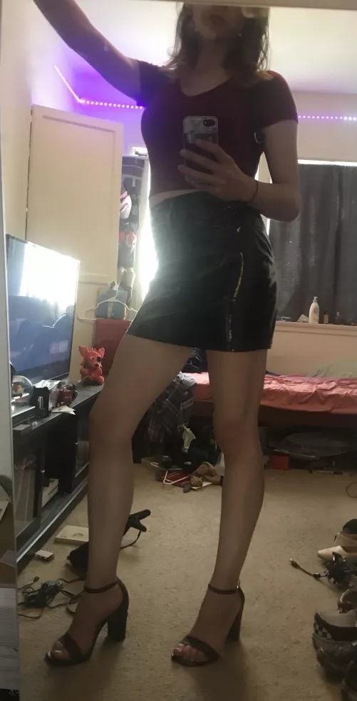 Shiny skirt, smooth legs π
 slayed today