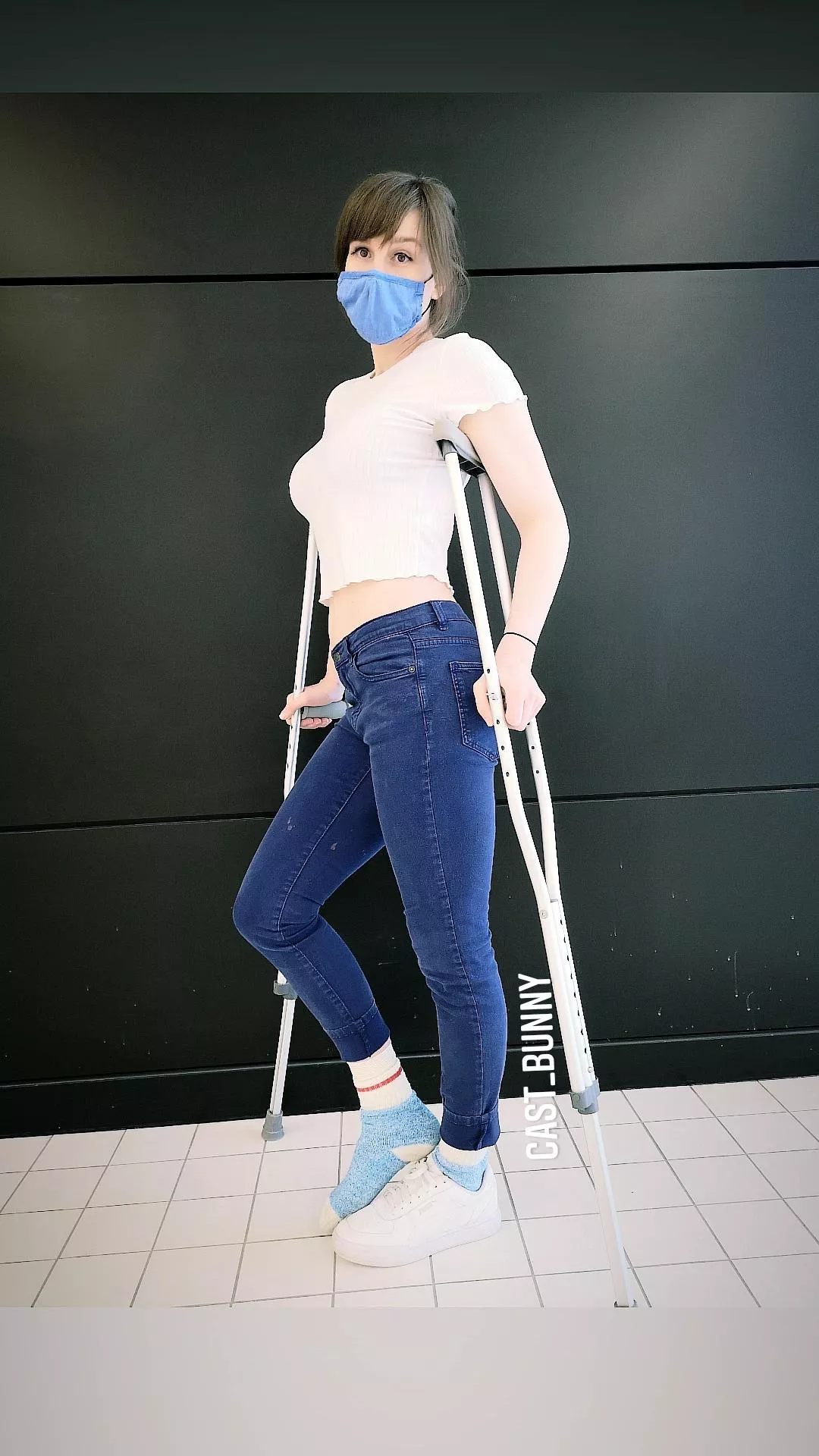 Shopping with A Sprain vid is live in my OF TODAY! 🔥🔥💦💦 dressing room vid! I take off my sock to reveal bandaged foot, hopping+ crutching