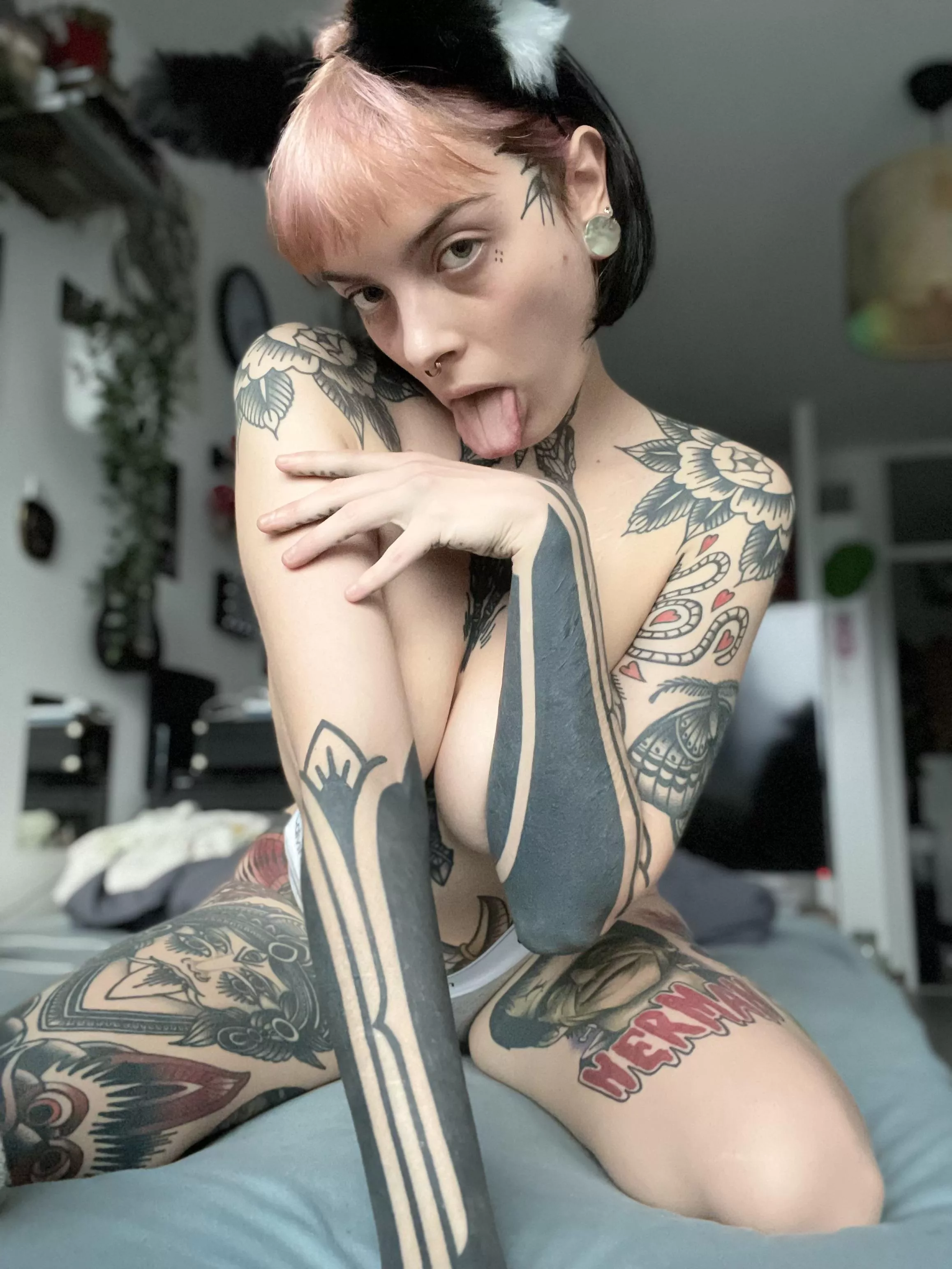 Should I move my hands? Only if you let me lick ur dick 😩