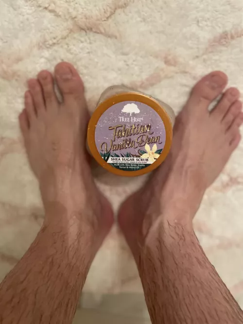 Shower time 🧖🏻 Used my favorite sugar scrub to clean my dirty, smelly feet so now they are smooth and smell delicious :)