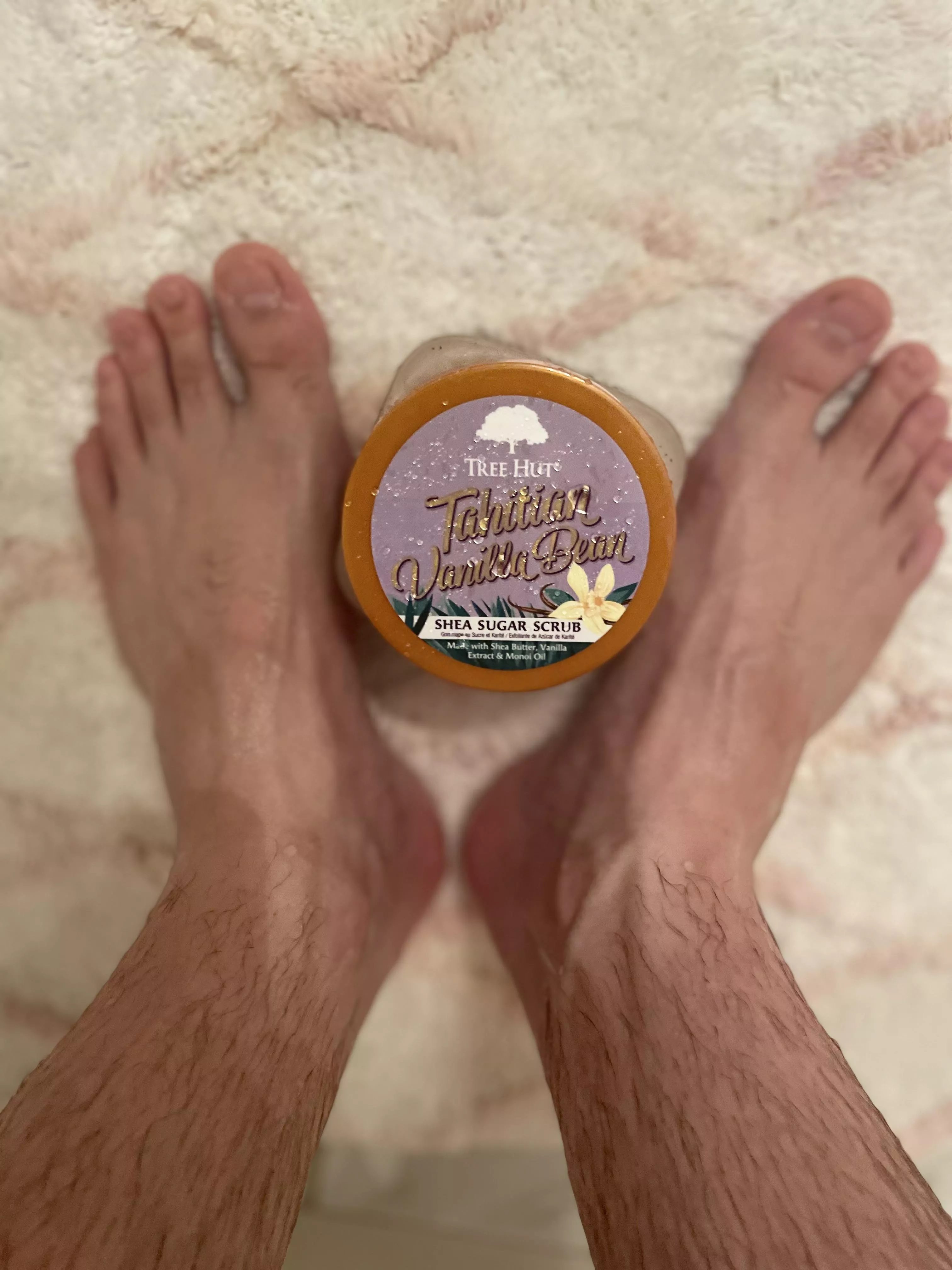 Shower time 🧖🏻 Used my favorite sugar scrub to clean my dirty, smelly feet so now they are smooth and smell delicious :)