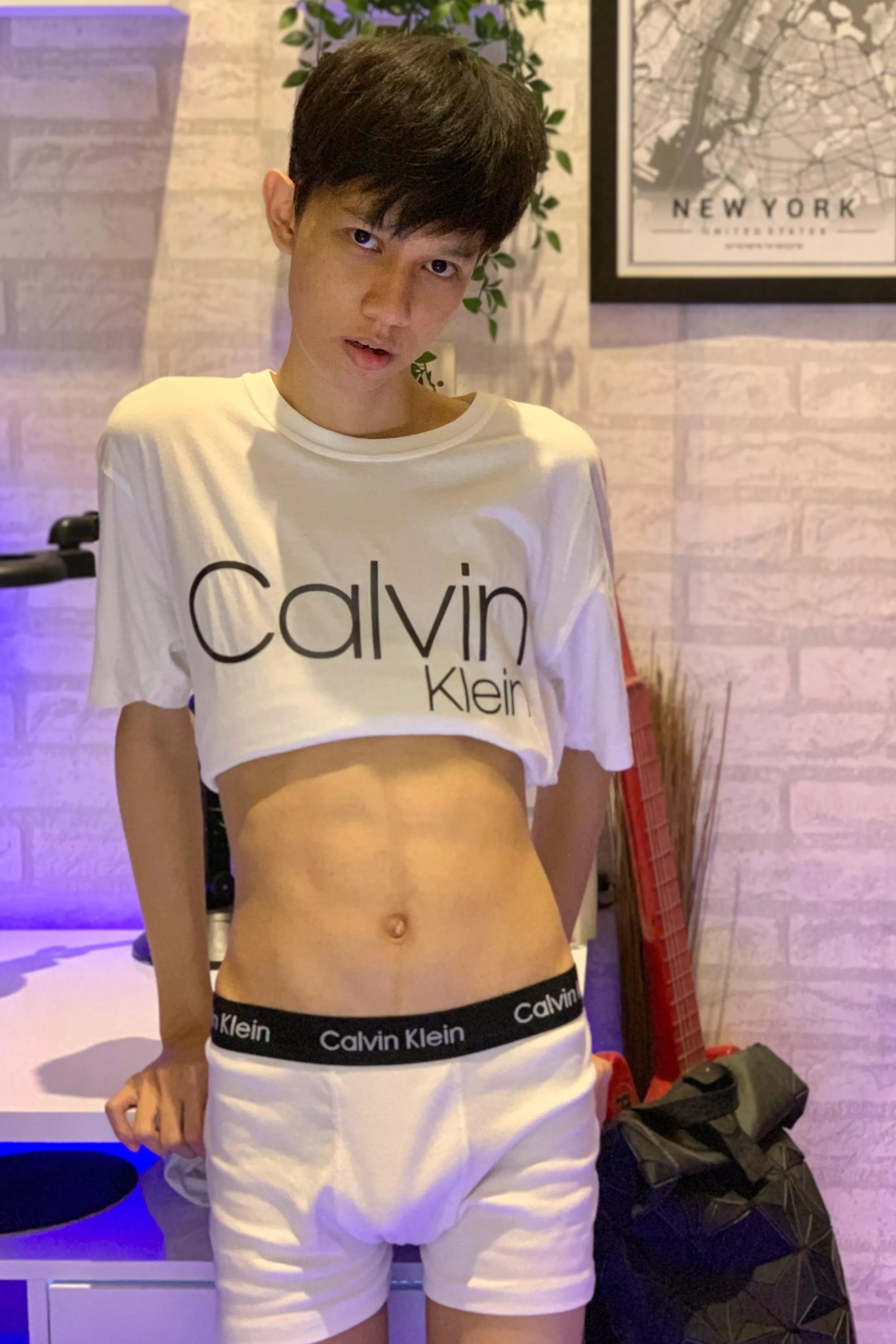 Showing off abs with this crop top 🔥