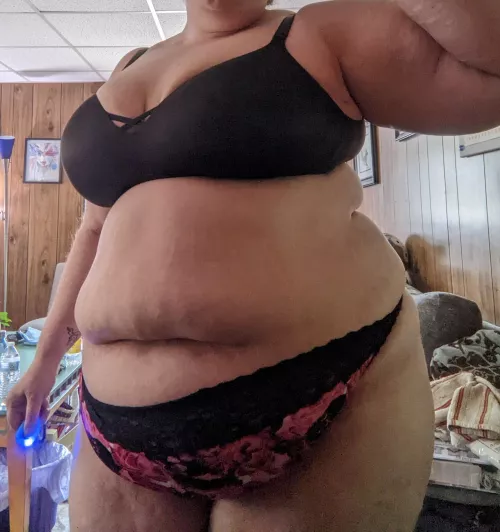 Shyly sharing my big tummy 🥺