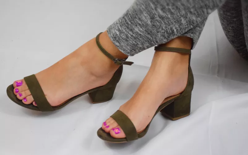 Smell my pink toes them cum on them 💦💕