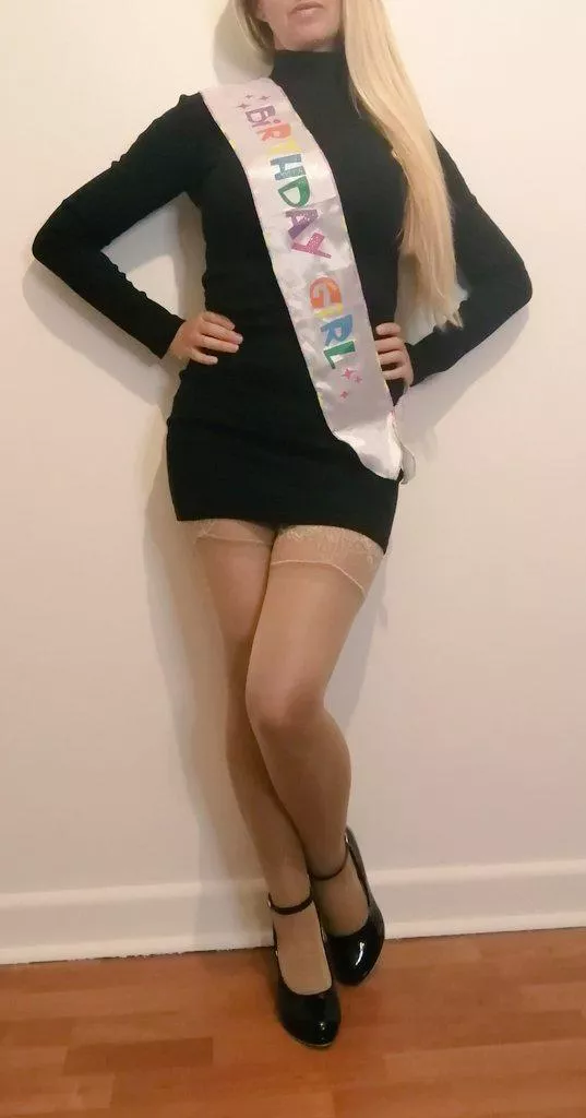 Smooth Glossy Nylon legs 😉💋