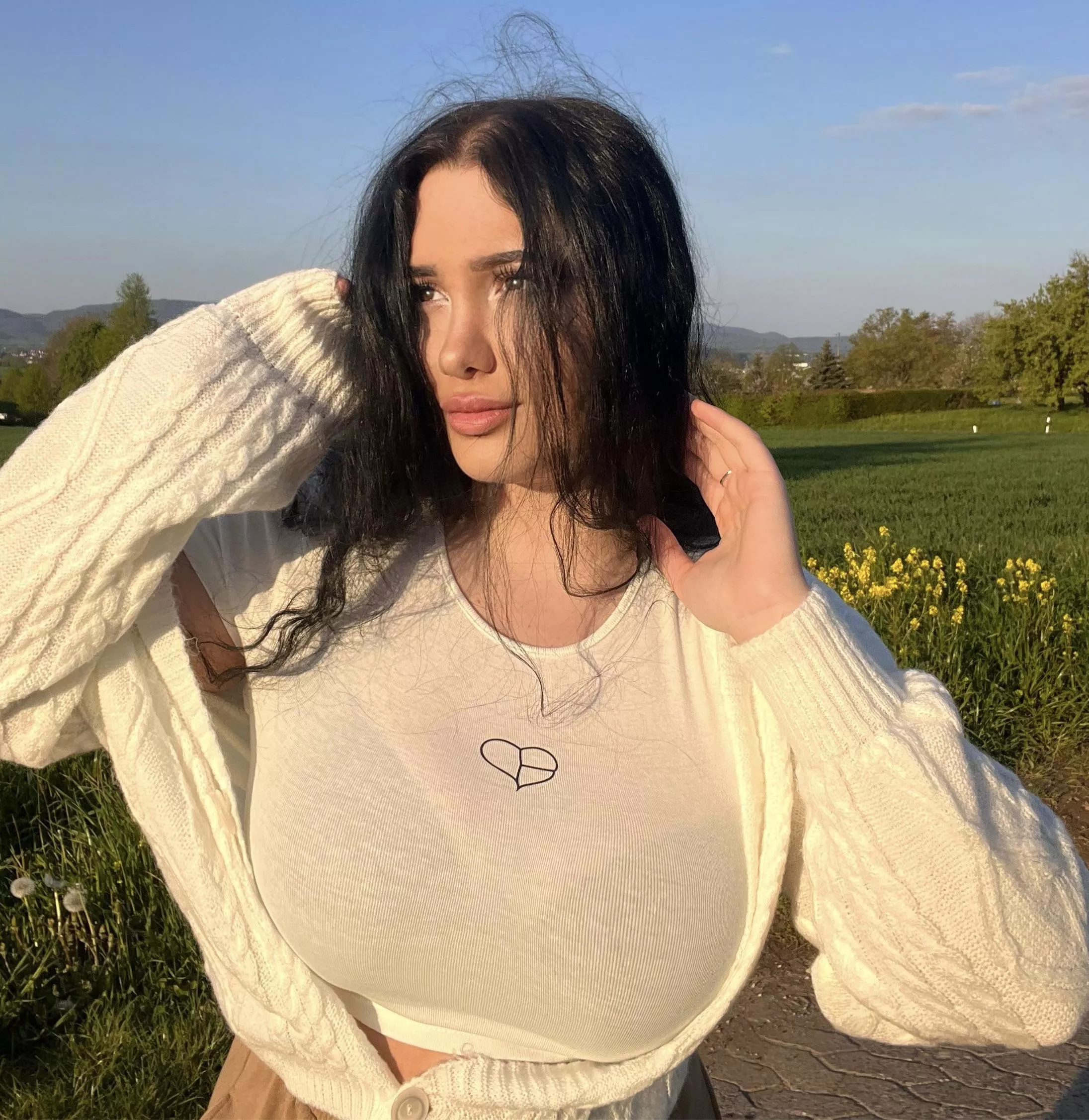 So busty knows there‘s no hiding them