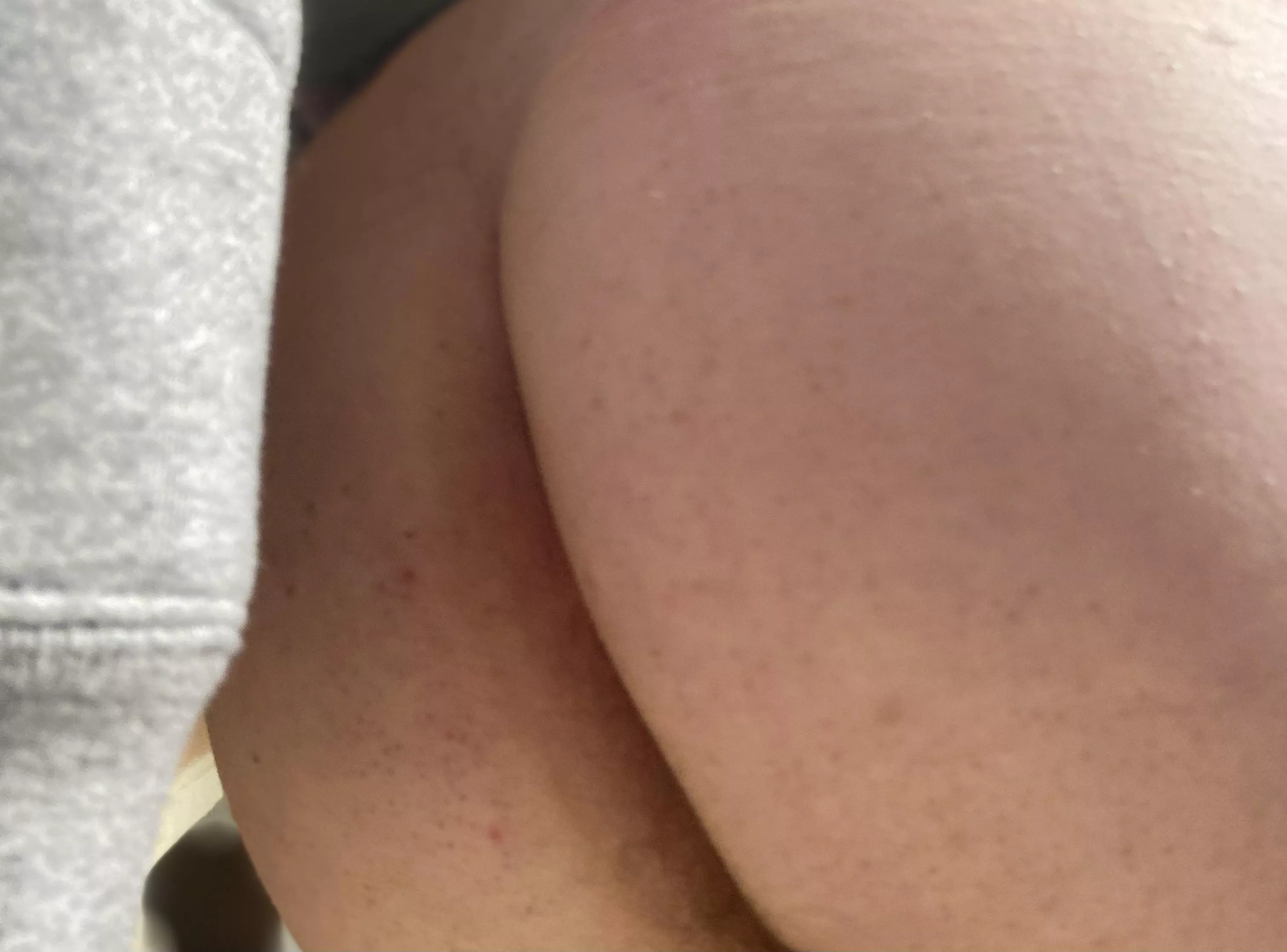 So horny and curious lately… who wants to stick their dick in between by ass cheeks