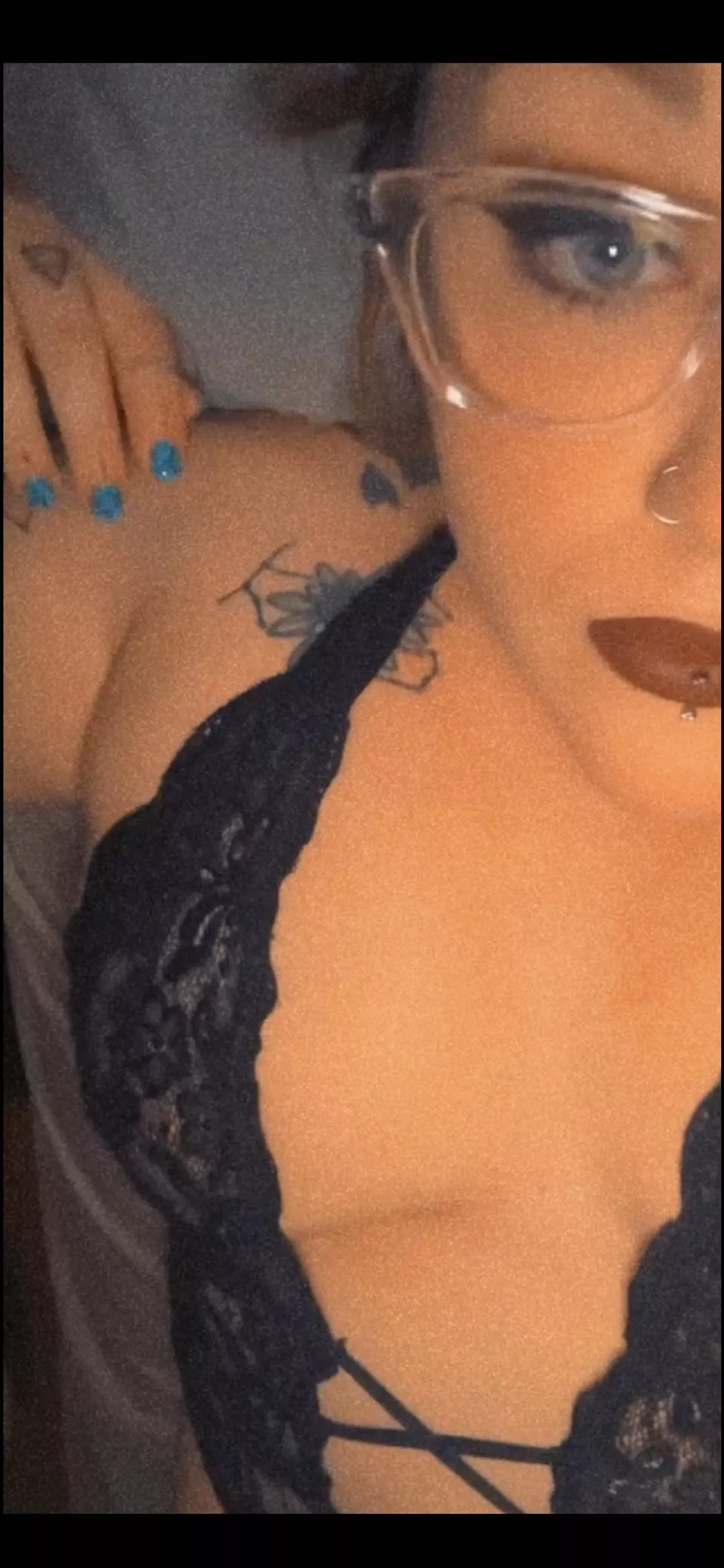 So much room in this bed.. come join? 🫦💋(F)