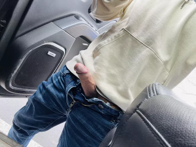 Some cars passed by but they had no clue why I was just standing by my truck 🍆🤤