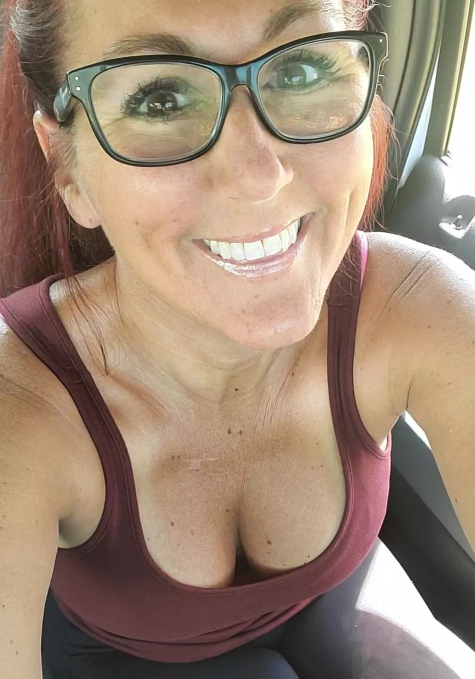 Some No Filter Friday Smiles from your friendly neighborhood MILF 💋[50F]