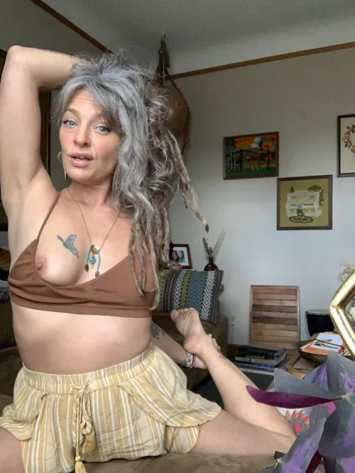 Some yoga stretching, mixed with some self loving throughout my day keeps me high vibin