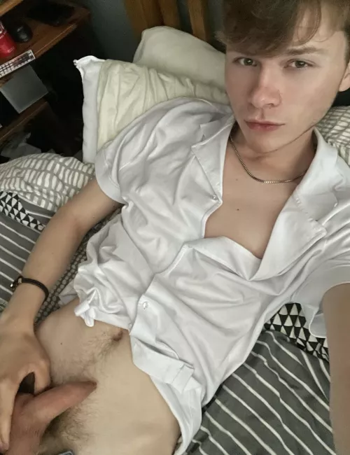 someone come make my uncut dick hard 😍