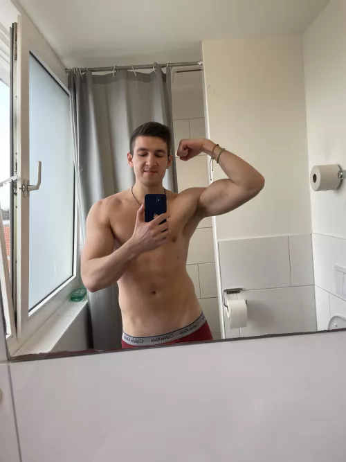 Someone free this weekend? Need someone to spoil me 🤤