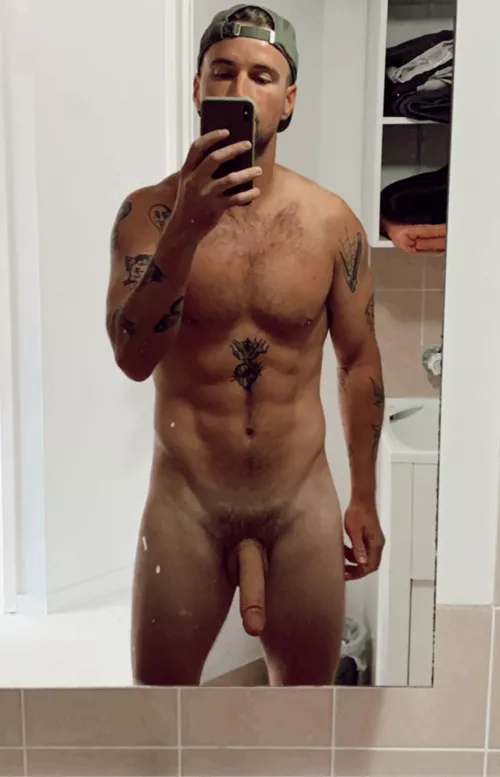 Someone should invent nudist gyms 💪🏼