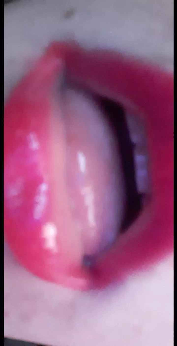 someone use my 👄 (I did my lipstick with gloss)