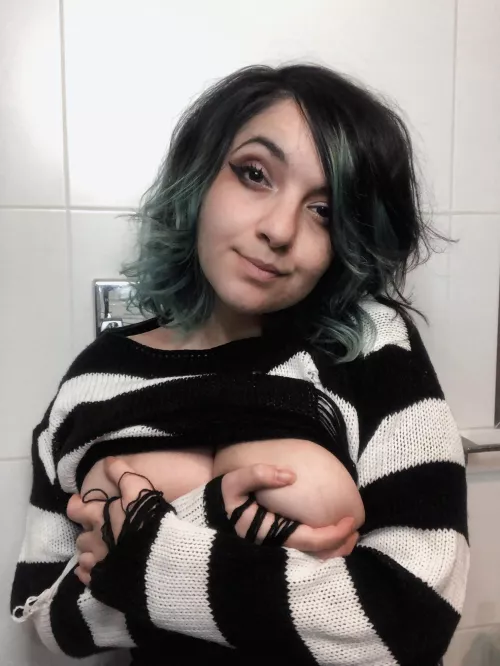 Sometimes I feel too old for a striped shirt but… 🤍