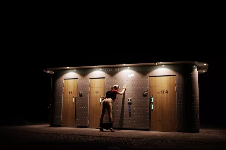 Sometimes I find an intressting spot while on my late night runs and I can't resist, the ligthing was too good!