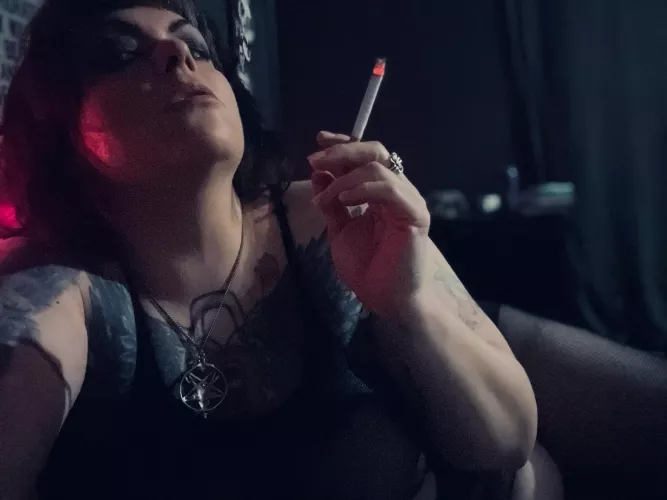 Sometimes I like to feel glamorous💋🖤🚬