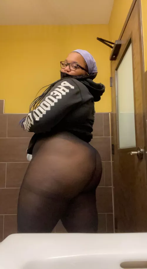Sometimes you just gotta take booty pics in public restrooms 🤷🏾‍♀️😏😝