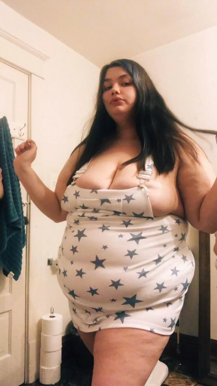 Sorta busting out of this overalls dress, but its definitely cute af 🙈💕