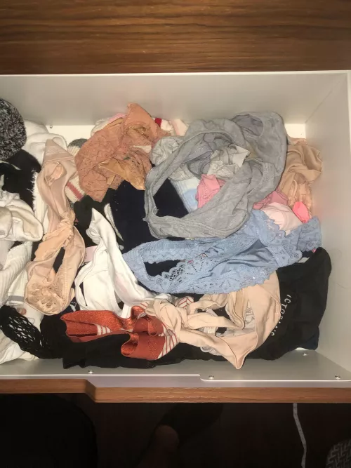 Staying in a girls room for the night, she’s abroad, can’t wait to take a pair