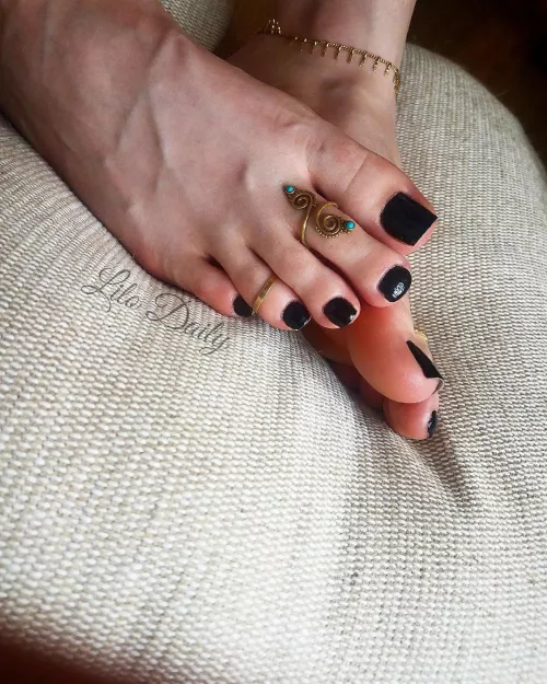 Still black. I guess red will be the next Nailpolish. What do you think?