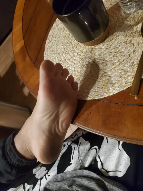 Stinky toes and sole, wanna give a massage? 🥵😍