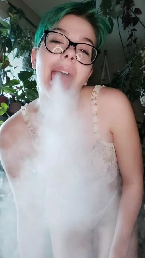 Stoner girls are just more fun 💜😚