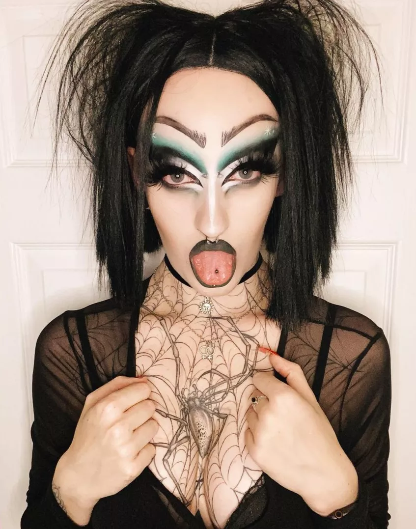 Stroke that hard cock for me 👀 your gf doesnt need to know 👅