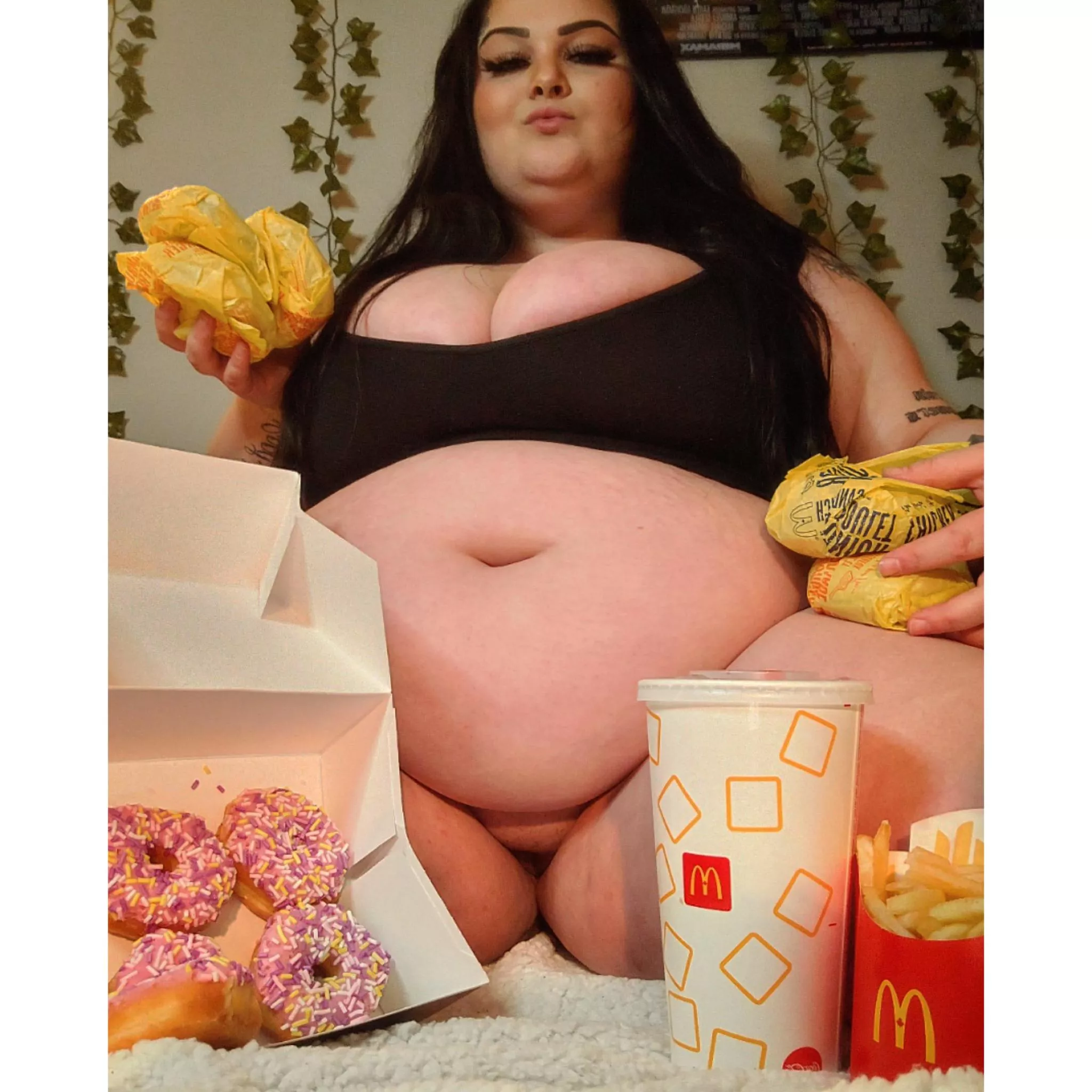 stuff me or watch me eat ? 😍 I'll be your fattest piggy 🐷💖