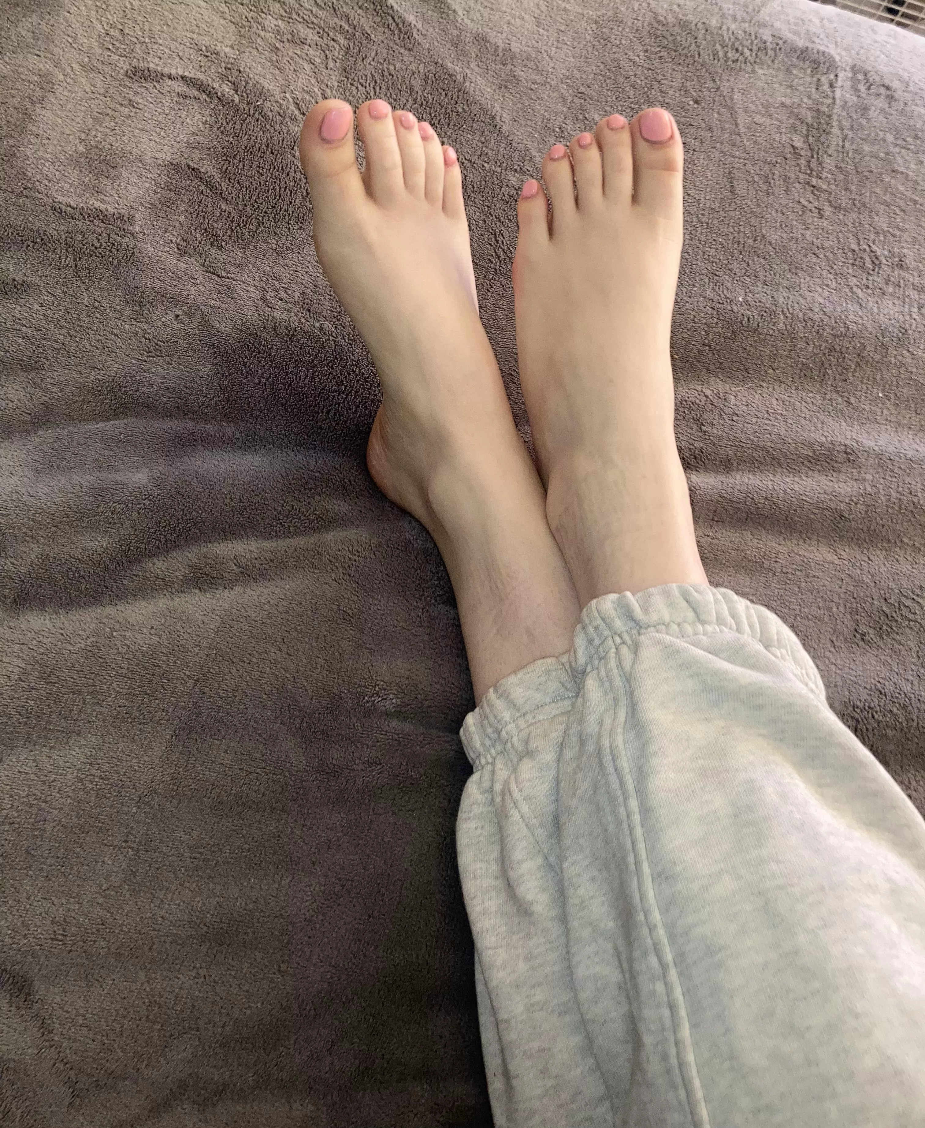 Suckable pretty pink toes 🤤