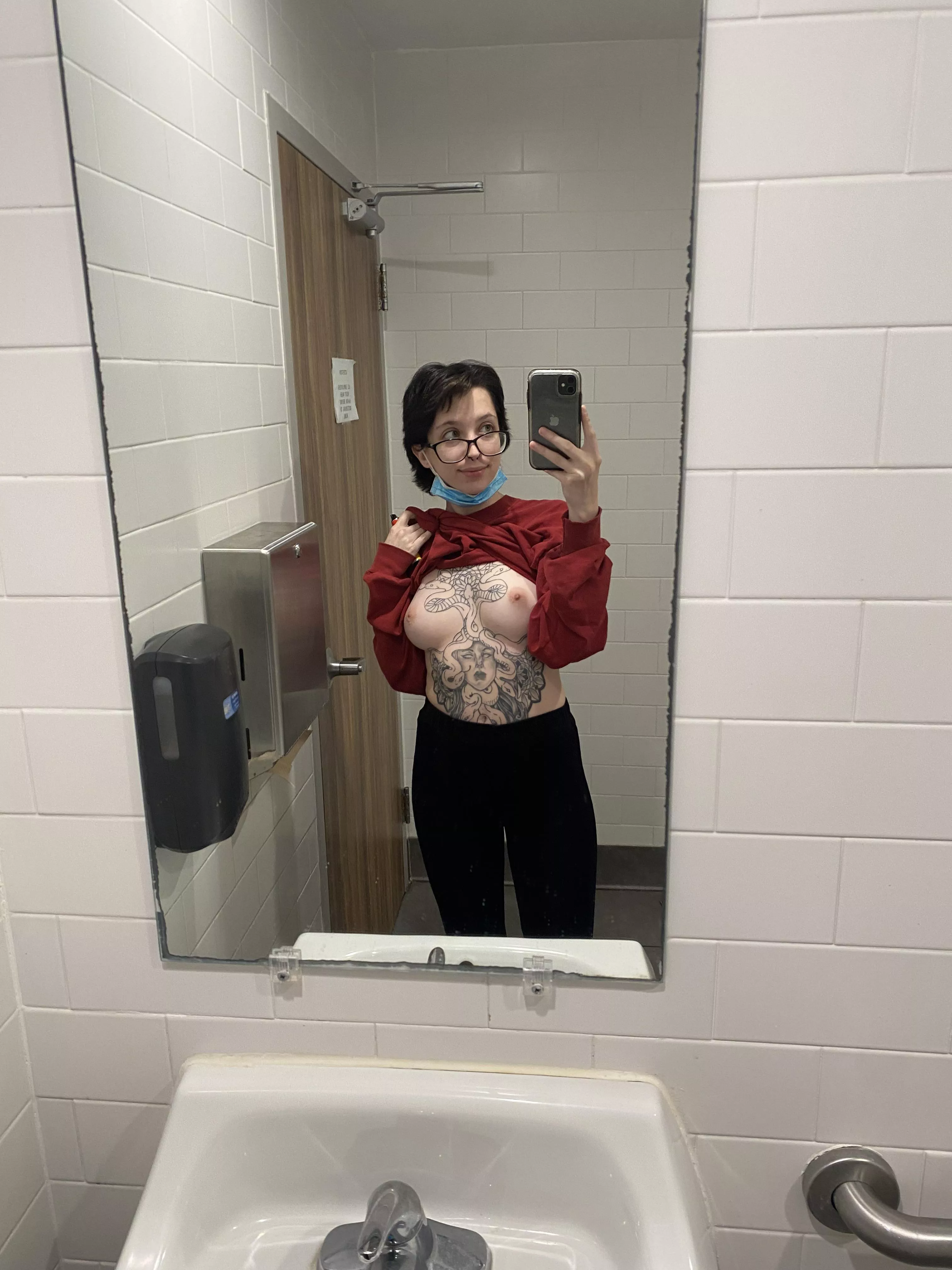 sum1 cum slut me out in the gas station bathroom