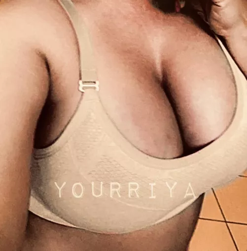 Sunday is picture day [F] , wearing extra tight for the pushed up look😅😅