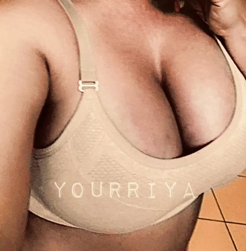 Sunday is picture day [F] , wearing extra tight for the pushed up look😅😅