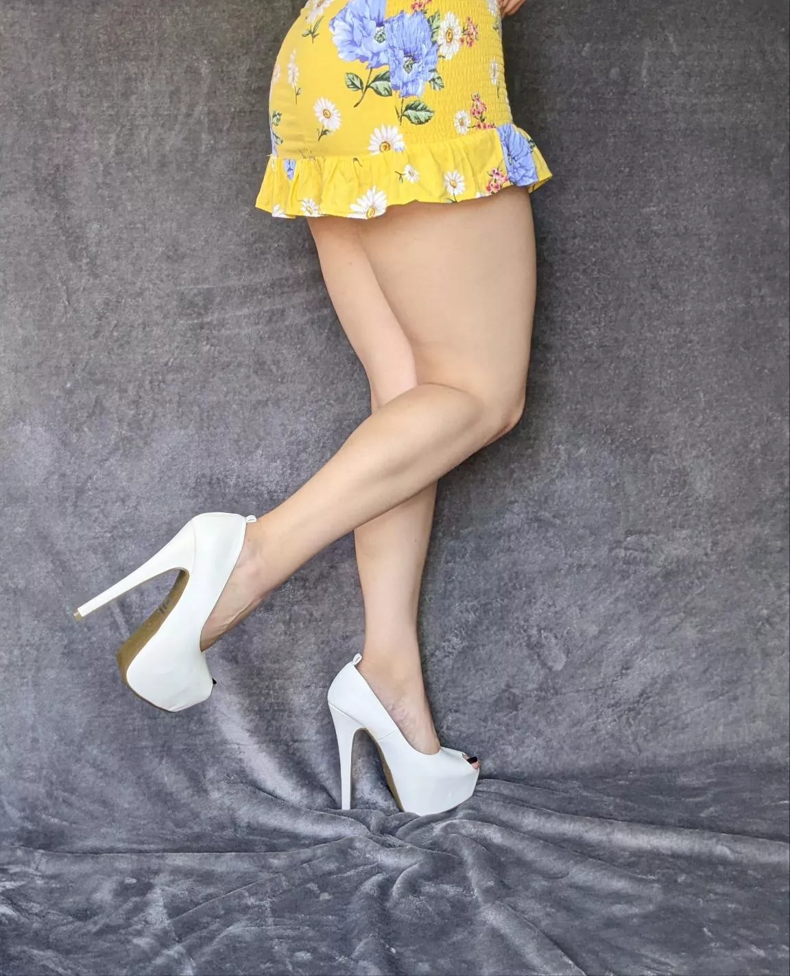 Sundress and heels 💛