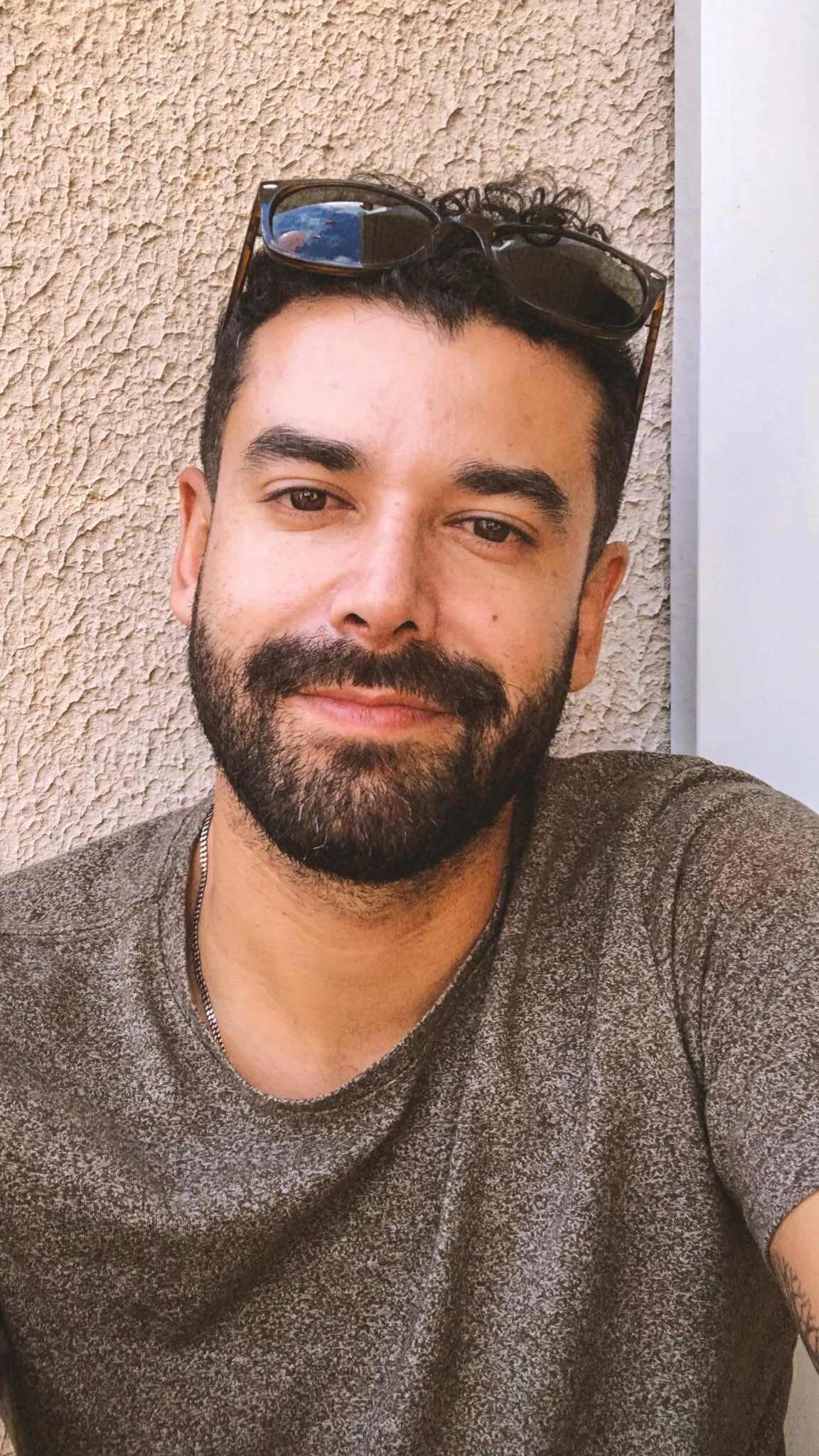 Sunglass off to show you guys these hangover eyes