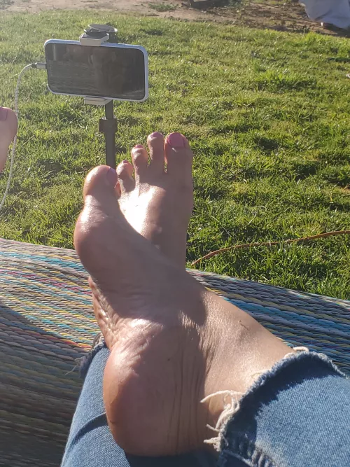 sunning my long toes! 🌞