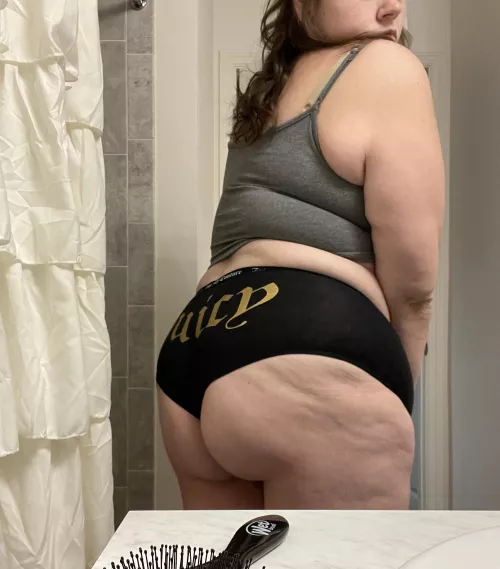 Take me in the bathroom ? 😈