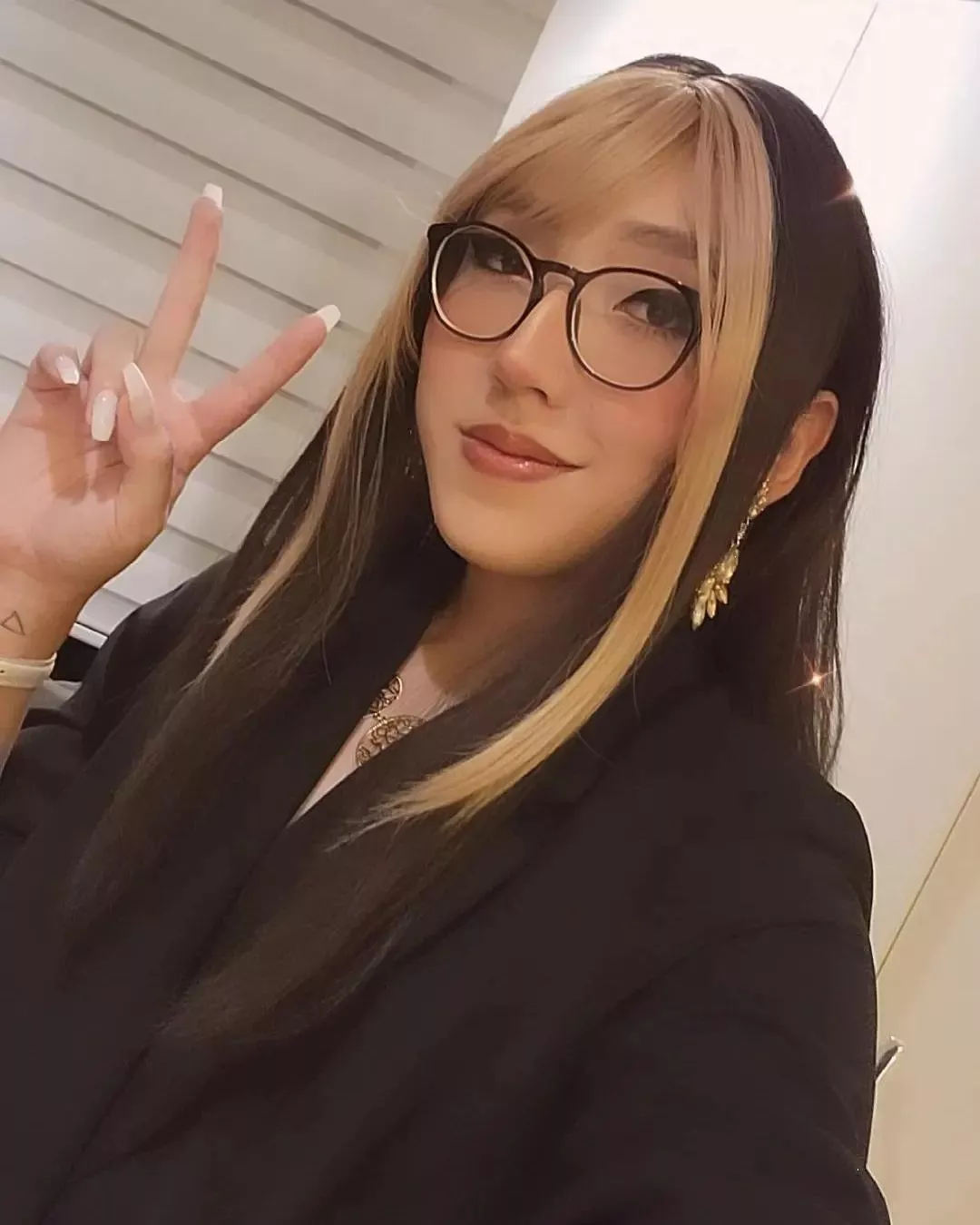 take me out for dinner tonight ? ✨️🤍