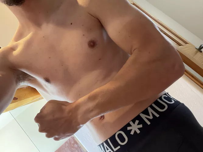 Tan lines are crazy 😝 also showing a little pit, hehe.