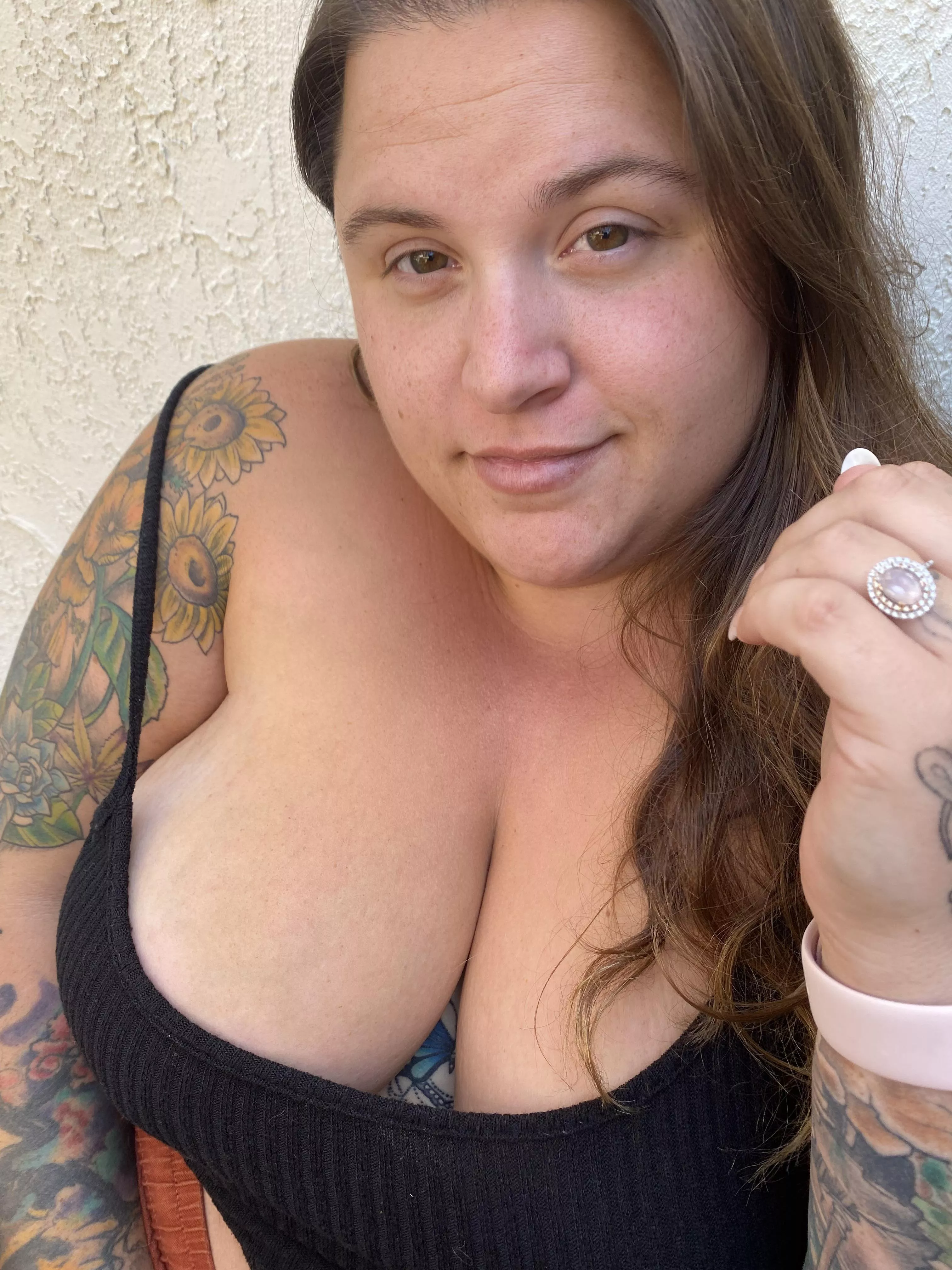 tattooed seductive stoner. let me share my tatted big natural curves with you!