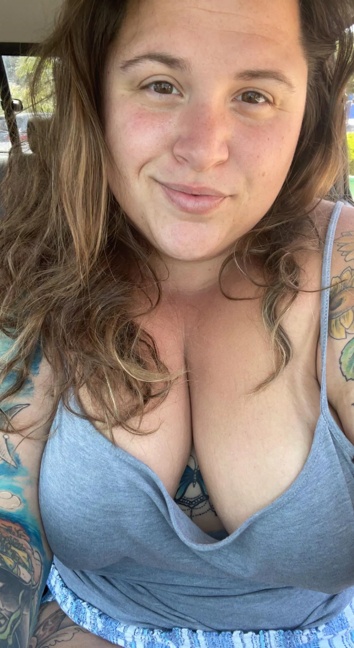 tattooed seductive stoner. let me share my tatted big natural curves with you!